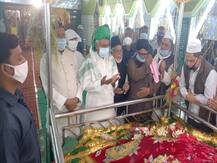 प्रचार के बाद मजार पर पहुंचे सीएम नीतीश कुमार, बिहार की प्रगति के लिए मांगी दुआ