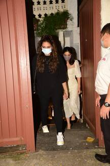 लारा दत्ता के घर के बाहर स्पॉट हुए ये बॉलीवुड सितारे, कैजुअल अंदाज में दिखे अक्षय कुमार और कई एक्ट्रेसेस