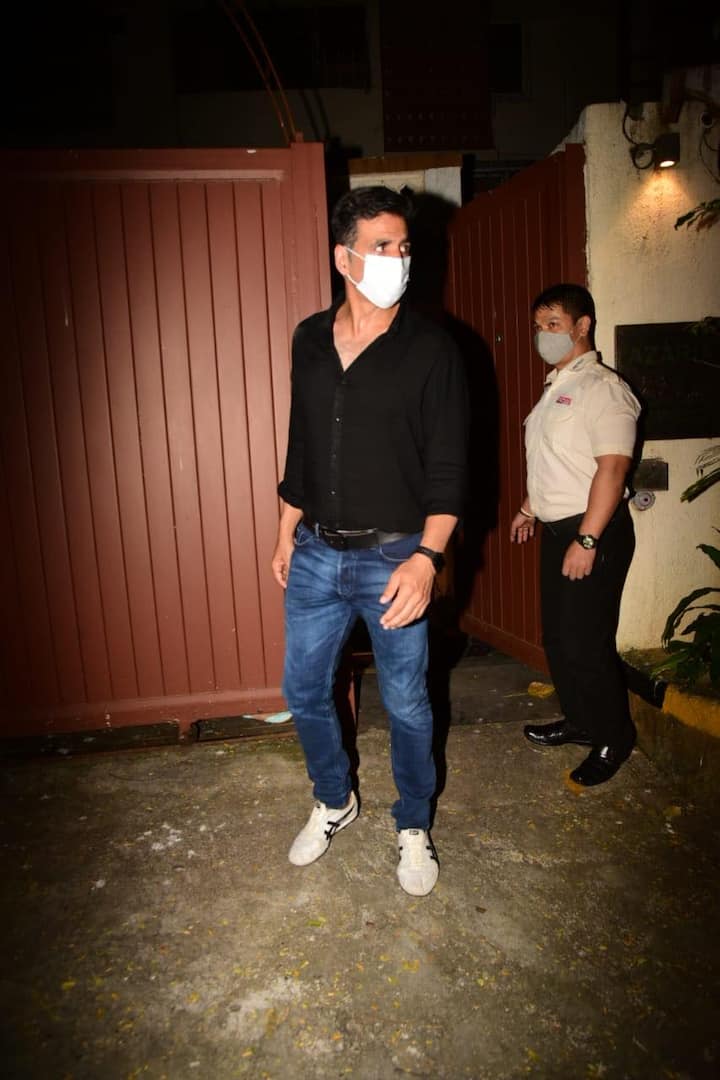 अक्षय कुमार और लारा दत्ता अच्छे दोस्त माने जाते है. दोनों की दोस्ती का रिश्ता कई सालों से है. अक्षय कुमार लारा एक साथ कई फिल्मों में काम कर चुके है.