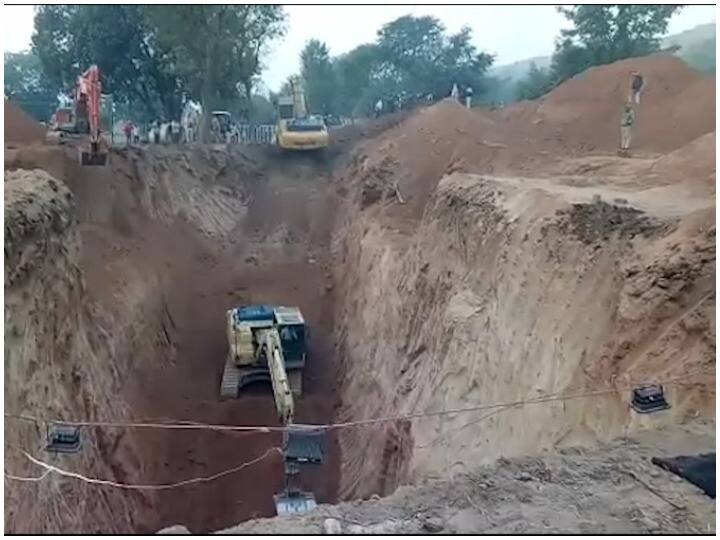 in MP's Tikamgarh a innocent trapped in Bolarwell एक बार फिर बोरवेल में फंसी मासूम की जिंदगी, MP के टीकमगढ़ में बच्चे को बचाने के लिए ऑपरेशन जारी