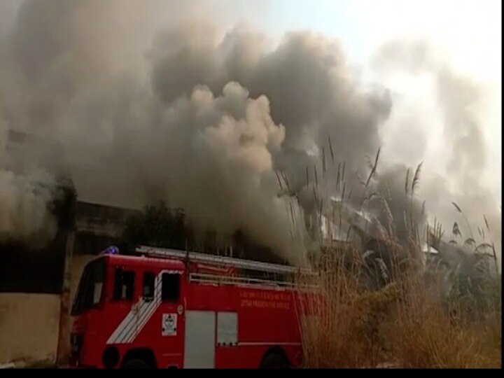 Fire Breaks Out At A Factory In Dasna In Ghaziabad Ann | गाजियाबाद: बंद  पड़ी कपड़ा फैक्ट्री में लगी भीषण आग, मौके पर फायर ब्रिगेड, आसमान में धुएं  का गुबार