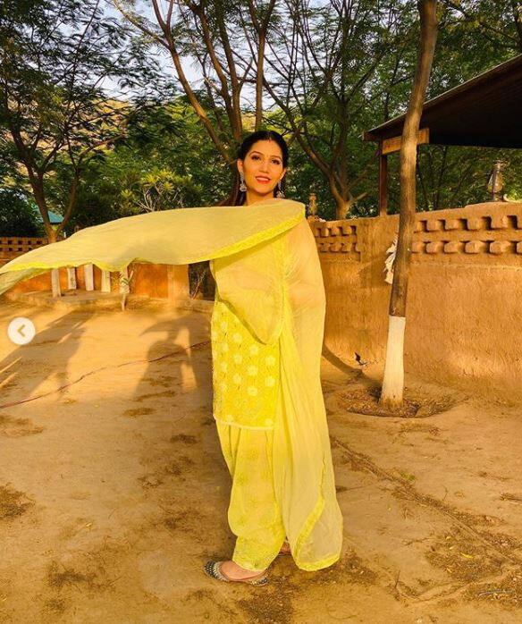 वहीं ये पहली है जब करवाचौध की पूजा करते सपना की ऐसी तस्वीरें सामने आई हैं. (Photo Credit: Sapna Chaudhary Instagram)