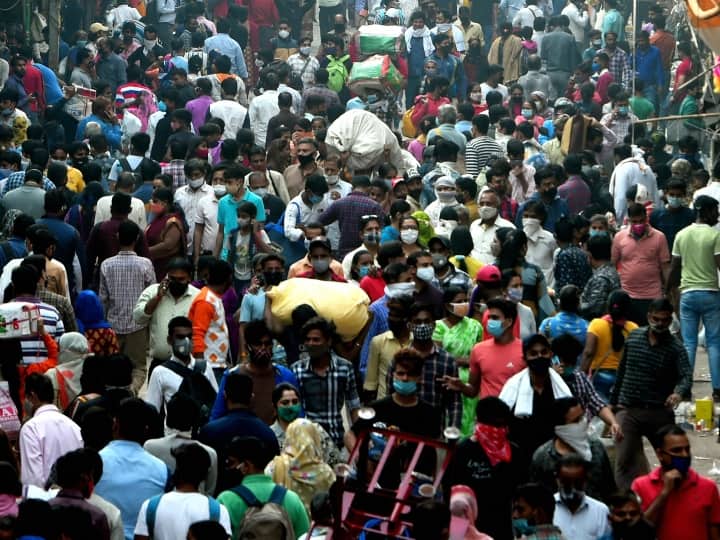 Rampant crowds in Delhi markets, social distancing rules are not being followed दिल्ली के बाजारों में उमड़ रही बेतहाशा भीड़, सोशल डिस्टेंसिंग के नियमों का नहीं हो रहा पालन