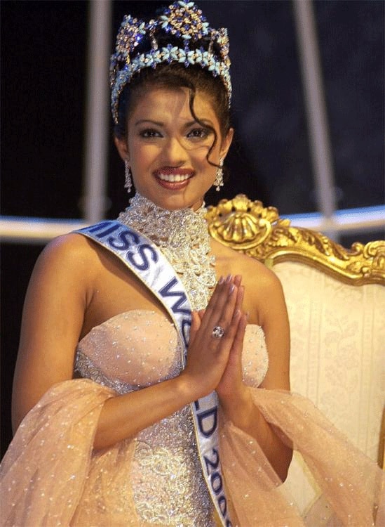 Actress priyanka chopra most uncomfortable moments during miss world concert in 2000 and met gala in 2018 Miss World 2000 : निकल गया था प्रियंका चोपड़ा की ड्रेस का टेप, इस तरह संभाली थी सिचुएशन