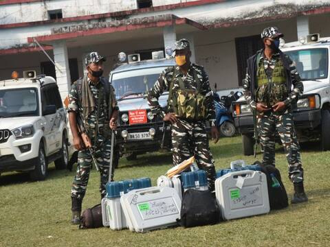 Bihar Election: शांतिपूर्ण चुनाव कराने को लेकर तैयारी पूर्ण, पोलिंग पार्टियों को भेजा गया मतदान केंद्र