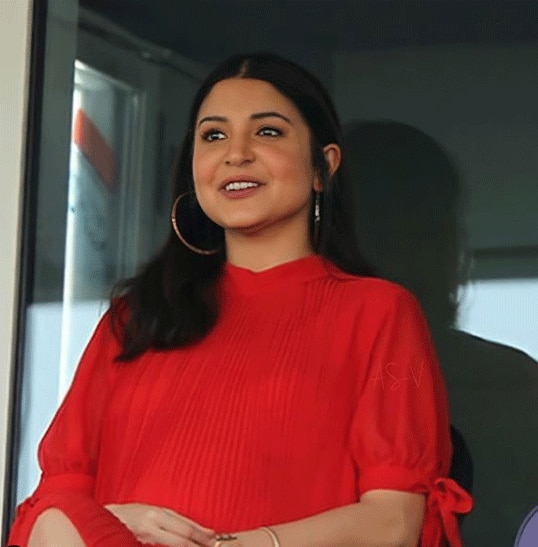 Anushka Sharma in red dress arrives at the stadium to cheer RCB during IPL Tournament photos goes viral RCB को चीयर करने स्टेडियम पहुंचीं Anushka Sharma, रेड कलर की ड्रेस में आईं नज़र, तस्वीरें वायरल