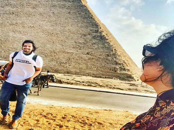 ऋचा चड्डा और अली फजल वर्तमान में मिस्र के टूर पर हैं. तांगे से ली गई इस फोटो में पूरा शहर दिख रहा है. मिस्र के किसी खूबसूरत साइट पर पोज देती हुईं रिचा चड्ढा भी बहुत खूबसूरत दिख रही हैं.