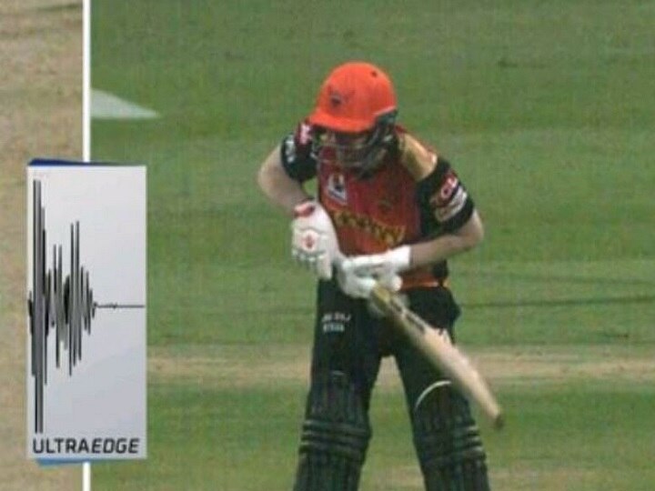 IPL, David Warner SRH Captain given out controversy against RCB  IPL 2020: डेविड वार्नर को आउट दिए जाने पर खड़ा हुआ विवाद, अंपायर पर उठे गंभीर सवाल