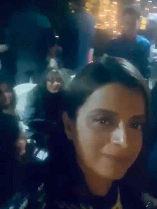 एक तस्वीर काफी तेजी से वायरल हो रही है जिसमें सभी डिनर के बाद साथ में बैठकर इंजॉय करते दिखाई दे रहे हैं. रंगोली द्वारा शेयर तस्वीरों में कई लोग एक साथ दिखाई दे रहे हैं.