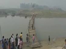 Bihar Election: वोटिंग बूथ जाने के लिए ग्रामीणों ने चंदा कर बनाया चचरी पुल, वजह पूछने पर कही ये बात