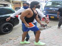 रणवीर सिंह फिट बॉडी को फ्लॉन्ट करते हुए स्पॉट, जिम के बाहर दिखा सोनाक्षी सिन्हा- मानुषी छिल्लर का ग्लैमरस लुक