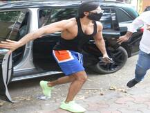 रणवीर सिंह फिट बॉडी को फ्लॉन्ट करते हुए स्पॉट, जिम के बाहर दिखा सोनाक्षी सिन्हा- मानुषी छिल्लर का ग्लैमरस लुक