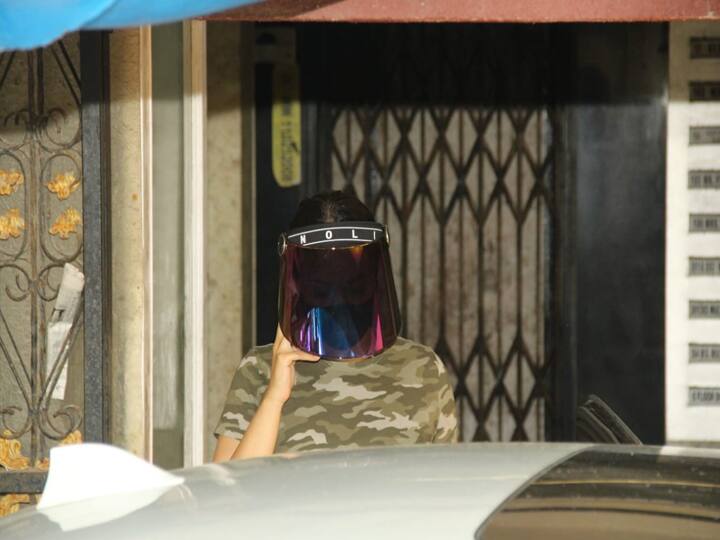 वहीं सोनाक्षी सिन्हा मिलिट्री प्रिंट की टी शर्ट में दिखाई दे रही है और कोरोना वायरस के बचने के लिए उन्होंने फेस शील्ड पहनी हुई है. सोनाक्षी सिन्हा इस ऑउटफिट में बड़ी कम्फर्टेबल नज़र आई. सोनाक्षी पर ये स्टाइल खूब जंच रहा है. 