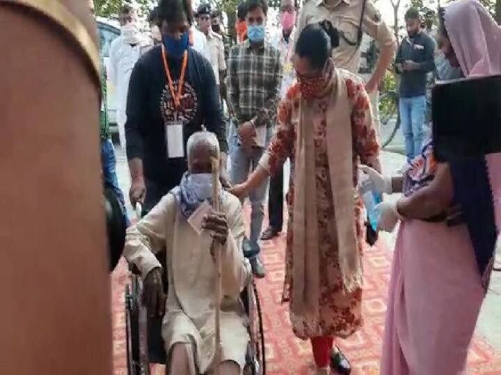 सीतामढ़ी में एक बूथ पर डीएम अभिलाषा कुमारी शर्मा ने मानवता का परिचय दिया. सुप्पी प्रखंड के मध्य विद्यालय, ससौला स्थित आदर्श मतदान केन्द्र पर डीएम ने खुद व्हील चेयर से वृद्ध वोटर को मतदान केन्द्र पर पहुंचा कर वोटिंग कराया. इससे पहले वृद्ध को खुद मास्क भी पहनाया.