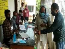 In Pics: वृद्ध वोटरों ने लोकतंत्र के पर्व में बढ़-चढ़कर लिया हिस्सा, इस तरह मतदान करने पहुंचे बूथ