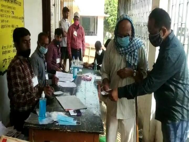 मुजफ्फरपुर में 104 वर्षीय रिटायर्ड सैनिक सच्चिदानंद राणा ने मतदान किया. ब्रिटिश सेना से लेकर भारतीय सेना तक मे काम करने वाले बुजुर्ग ने सौ साल से भी अधिक उम्र में अपने मताधिकार का प्रयोग किया.