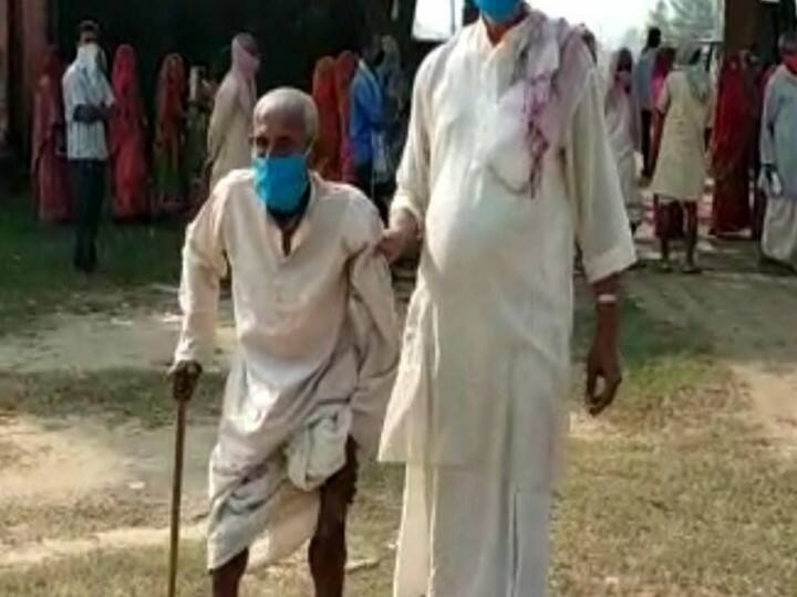 बिहार विधानसभा के तीसरे चरण में होने वाले मतदान में सभी लोगो ने बढ़ चढ़ कर भाग लिया. वहीं, मधुबनी के बाबूबरही विधानसभा के खोजपुर में बूथ संख्या 209 पर 104 वर्षीय वृद्ध दुखरन सिंह ने उत्साहपूर्वक अपने बेटे के साथ आकर मतदान किया. 