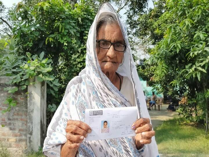 सुपौल में 95 साल की त्रिपुरा देवी वोट करने पहुंचीं.