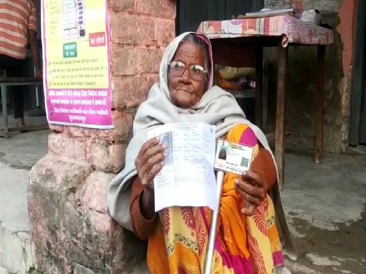 मुजफ्फरपुर विधानसभा के एक मतदान केंद्र में सुबह 6 बजे से ही 80 वर्षीय वृद्धा पहुंचकर वोटिंग करने का इंतजार कर रही थी. वोटिंग शुरू होने से एक घंटे पहले पहुंचने का जब वृद्धा से कारण पूछा गया तो उन्होंने कहा कि वो फर्स्ट वोटर बनना चाहती हैं, इसलिए सबसे पहले वोटिंग बूथ पर आ गईं हैं.