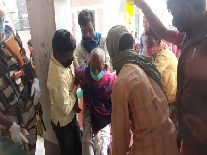 कटिहार विधानसभा के उत्क्रमित मध्य विद्यालय बलुआ स्थित बूथ नम्बर 29 में 100 साल पूरा कर चुके सुखदेव मंडल गंभीर रूप से बीमार होने के बावजूद खाट पर लेट कर मतदान करने पहुंचे. हाथ में स्लाइन लगाकर मतदान करने पहुंचे वृद्ध के जज्बे को बूथ पर मौजूद सभी ने सलाम किया.