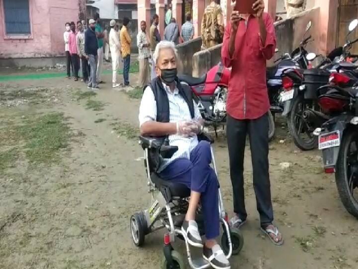 70 वर्षीय दिव्यांग भी वील चेयर पर मतदान करने पहुंचे. उन्होंने कहा कि लोकतंत्र का पर्व 5 साल में एक बार आता है और इसमें जरूर शामिल होना चाहिए
