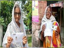 In Pics: वृद्ध वोटरों ने लोकतंत्र के पर्व में बढ़-चढ़कर लिया हिस्सा, इस तरह मतदान करने पहुंचे बूथ