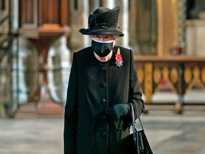 Britain Queen Elizabeth wore mask for the first time while attended the tribute program ब्रिटेन: महारानी एलिजाबेथ पहली बार दिखी मास्क पहने, श्रद्धांजलि कार्यक्रम में हुई थी शिरकत