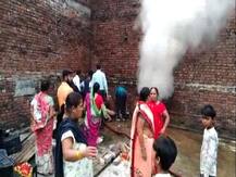गोरखपुर: झाड़ू-रस्‍सी के गोदाम में शार्ट सर्किट से लगी भीषण आग, लाखों का सामान जलकर खाक