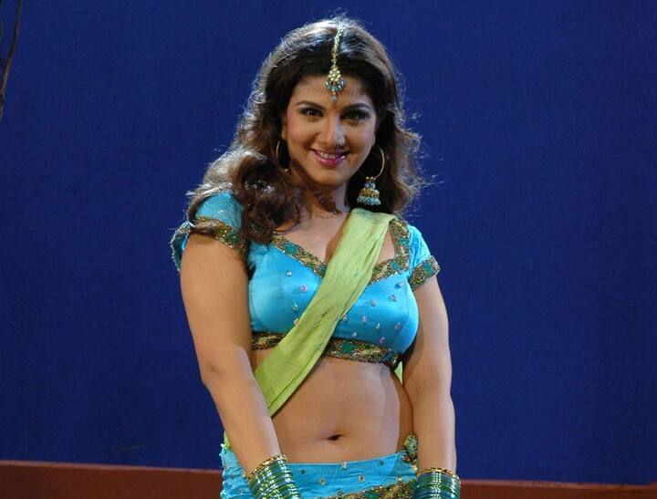 रंभा-सलमान खान के साथ एक्ट्रेस रंभा की जोड़ी को दर्शकों ने पसंद किया था. रंभा, 1997 में आई फिल्म ‘जुड़वां’ और 1998 में आई ‘बंधन’ में सलमान के साथ नज़र आई थीं.इसके बावजूद रंभा सिल्वर स्क्रीन पर ज्यादा कमाल नहीं दिखा सकीं और धीरे-धीरे लाइमलाइट से दूर होती चली गईं.