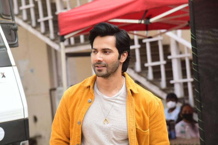 वरुण धवन महबूब स्टूडियो के बाहर दिखाई दिए. वह अपनी अपकमिंग फिल्म कुली नंबर 1 के प्रमोशन में जुटे हुए हैं. 