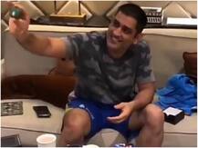 लेफ्टिनेंट कर्नल एमएस धोनी ने खरीदे 'बलिदान' Airpods, देखें वायरल वीडियो