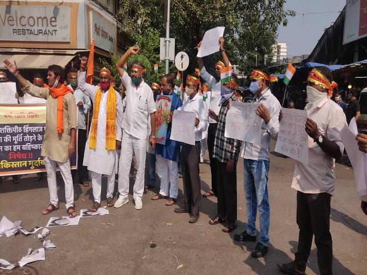 पाकिस्तान के खिलाफ मुंबई में हिन्दू संगठनों का प्रदर्शन, इमरान खान की तस्वीरें को पैरों तले कुचला Hindu organizations protest against pakistan crushed pm imran khan pictures ANN पाकिस्तान के खिलाफ मुंबई में हिन्दू संगठनों का प्रदर्शन, इमरान खान की तस्वीरें को पैरों तले कुचला