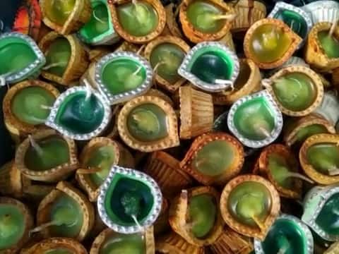 मथुरा: कोरोना काल में दीपावली से जगी कुम्हारों की उम्मीदें, एक महीने पहले ही मिले ऑर्डर मथुरा: कोरोना काल में दीपावली से जगी कुम्हारों की उम्मीदें, एक महीने पहले ही मिले ऑर्डर