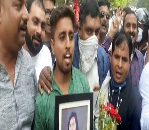 बिहार-तेजस्वी के जन्मदिन पर समर्थकों ने घर के बाहर से गीत गाकर अपने नेता को दी बधाई बिहार-तेजस्वी के जन्मदिन पर समर्थकों ने घर के बाहर से गीत गाकर अपने नेता को दी बधाई