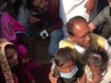 एमपीः गुना में जिंदा जलाए गए आदिवासी के परिजनों से मिले सीएम शिवराज सिंह, बोले- अपराधी को कड़ी सजा मिलेगी