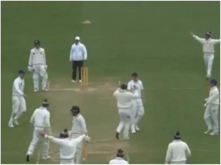 New Zealand Test opener Tom Blundell dismissed in bizarre manner watch video असामान्य तरीके से आउट हुआ ये इंटरनेशनल बल्लेबाज, वीडियो देख चौंक जाएंगे आप