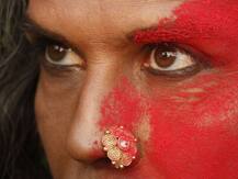 मिलिंद सोमन ने आंखों में लगाया काजल और पहनी नोजरिंग, आधे चेहरे पर लगा लाल गुलाल, तस्वीर वायरल