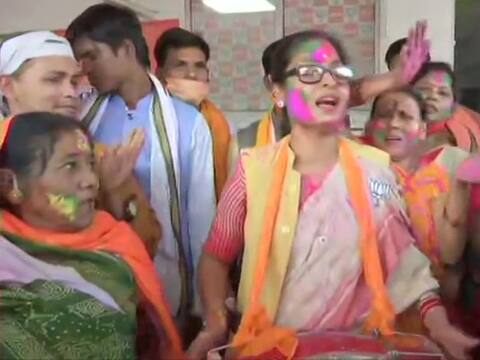 Bihar Election Results 2020: जेडीयू-बीजेपी के कार्यकर्ता जश्न में डूबे, देखें तस्वीरें Bihar Election Results 2020: जेडीयू-बीजेपी के कार्यकर्ता जश्न में डूबे, देखें तस्वीरें