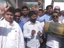 Bihar Election Results 2020: जेडीयू-बीजेपी के कार्यकर्ता जश्न में डूबे, देखें तस्वीरें