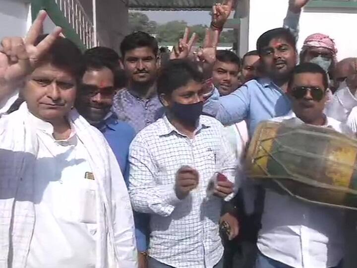 नीतीश कुमार की पार्टी जेडीयू 50 सीटों पर आगे चल रही है. उनके समर्थक ढोल बजाते हुए इस जीत को सेलिब्रेट कर रहे हैं.