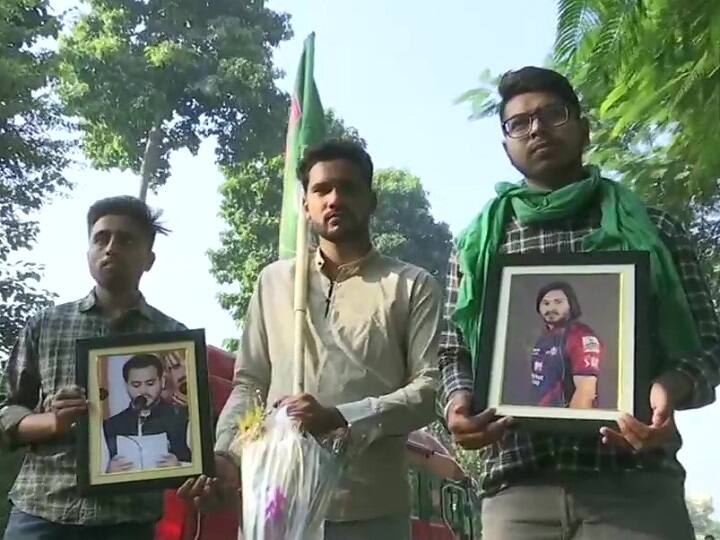 तेजस्वी यादव के निवास के बाहर उनके समर्थक जमा हैं. फिलहाल आरजेडी 66 सीटों पर आगे चल रही है.