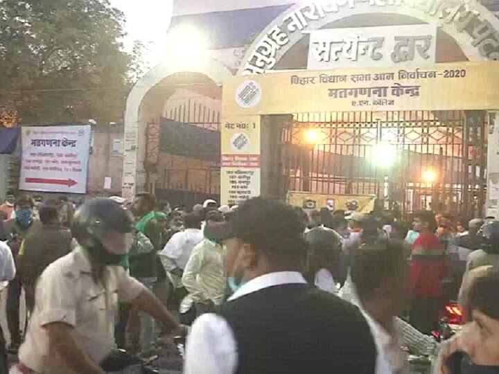 पटना के बाहर एक मतगणना केंद्र के बाहर भीड़ भी देखने को मिली.