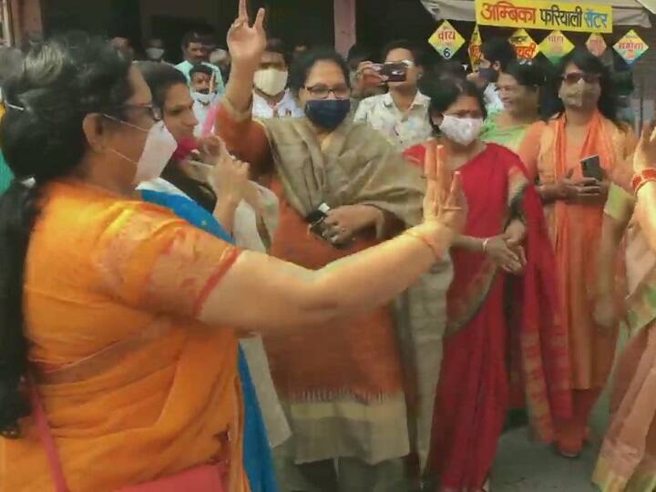 मध्य प्रदेश उपचुनाव में भी बीजेपी 19 सीटों पर आगे चल रही है. पार्टी की महिला समर्थक डांस करती हुईं दिखाई दीं और समर्थक जश्न में डूबे रहे.