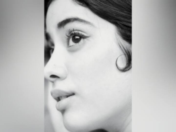 जाह्नवी ने फोटो शेयर कर कैप्शन में लिखा- 1950s के इरा को एक दिन जिया, महसूस किया, मजा आया.