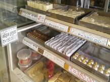 गोंडा: दीपावली पर सक्रिय हैं मिलावटखोर, खाद्य विभाग ने छापेमारी कर जांच के लिए भेजे नमूने