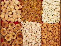 प्रयागराज: खरीददारों की भीड़ से गुलजार हैं बाजार, मिलावट की आशंका को देखते हुए बदल गया है ट्रेंड