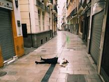 कोरोना वायरस से बार और रेस्टोरेंट पर पड़े असर को वेट्रेस ने खास पोज में दर्शाया, तस्वीर हुई वायरल