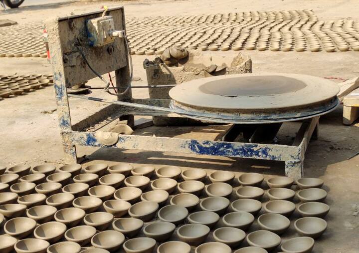 मुख्यमंत्री योगी आदित्यनाथ सुबह के समय अपने हाथों से रामलला के मंदिर में दीप जलाएंगे और वहीं से दीपोत्सव का कार्य प्रारंभ हो जाएगा.