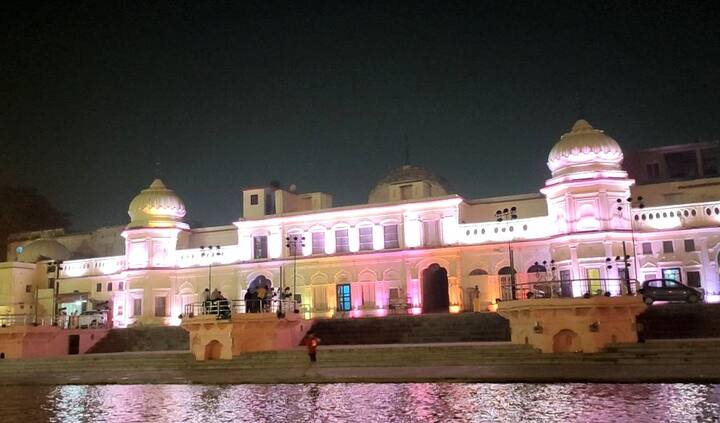 अयोध्या में चारों ओर रोशनी और माहौल में उमंग दिख रही है. लोग अयोध्या की सजावत में भाग ले रहे हैं.