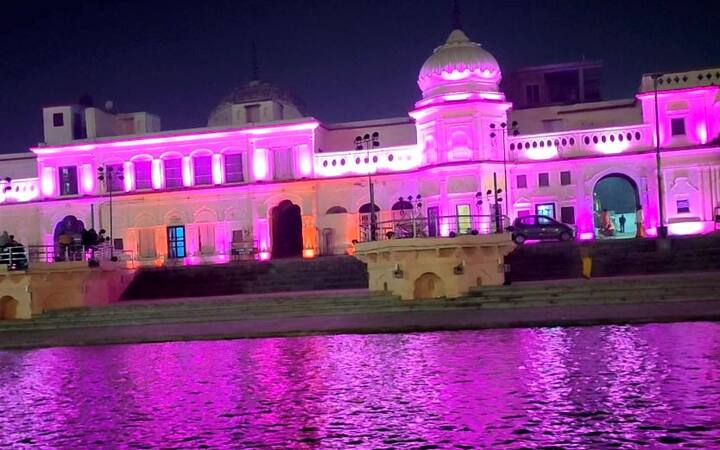 मुख्यमंत्री योगी आदित्यनाथ, राज्यपाल आनंदी बेन पटेल राम सीता और लक्ष्मण की अगवानी करेंगे और फिर भगवान राम का राम राज्याभिषेक राम कथा पार्क में किया जाएगा.